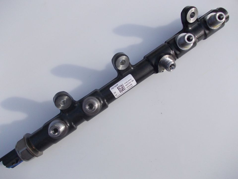 Master 3-III Enjektör Tevzi Rampası Müşürlü 2.3 Dci M9T (2010-2020) 175217543R -Orjinal Yedek Parça