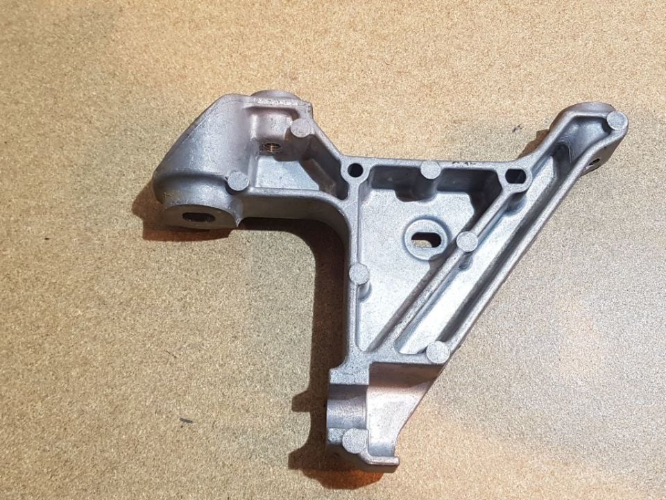 Trafic 3-III Sol Motor Bağlantı Kulağı 1.6 Dci R9M (2013-2019) 244834609R -Renault Mais
